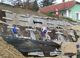 Sycons Kft. - Böschungssicherung durch Errichtung von bewehrter Bodenstützwand - Bild 3